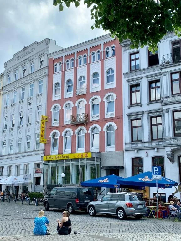 Straßenansicht beim Hotel Bee Fang